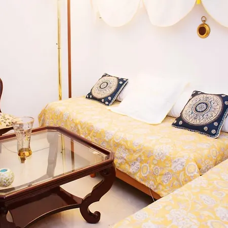 Aparthotel House *